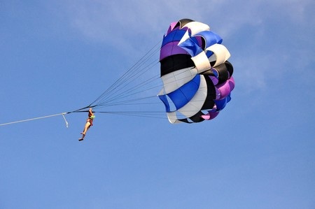 Cú ngoặc đẹp mắt của ca nô kéo dù bay