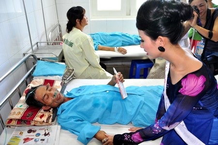 Hoa hậu Đặng Thu Thảo đến thăm bệnh nhân ung thư - 8 Thí sinh có mái tóc đẹp nhất Phan Thị Mơ chia sẻ với bệnh nhân