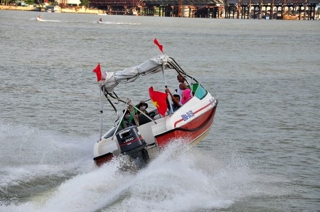 Cú ngoặc đẹp mắt của ca nô kéo dù bay