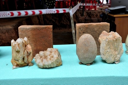 Các viên gạch hình vuông, đá cuội và đá thạch anh ở trong các Ô Khám dưới chân đền tháp