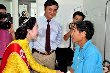 Hoa hậu Đặng Thu Thảo đến thăm bệnh nhân ung thư - 11 Hoa hậu Đặng Thu Thảo đến thăm hỏi động viên rất nhiều bệnh nhân