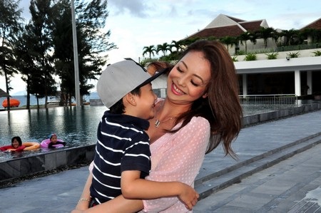 Jenifer Phạm cùng quý tử dạo biển Đà Nẵng - 33 Hai mẹ con đã có những phút giây vui vẻ, thoải mái bên nhau