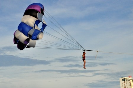 Bay lên trên các cao ốc