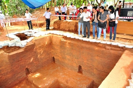 Toàn cảnh khu chân tháp Chăm vừa được khai quật