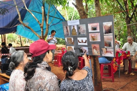 Các viên gạch hình vuông, đá cuội và đá thạch anh ở trong các Ô Khám dưới chân đền tháp