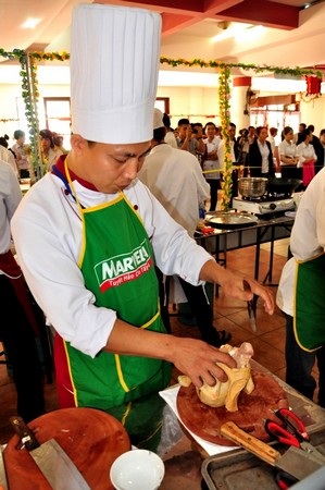 18 đầu bếp tranh tài nấu món ăn ngon - 6 Món ăn đã được chuẩn bị xong và mang lên cho Ban giám khảo chấm điểm