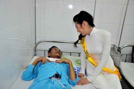 Hoa hậu Đặng Thu Thảo đến thăm bệnh nhân ung thư - 12 Á hậu 1 Dương Tú Anh trò chuyện vui vẻ với bệnh nhân