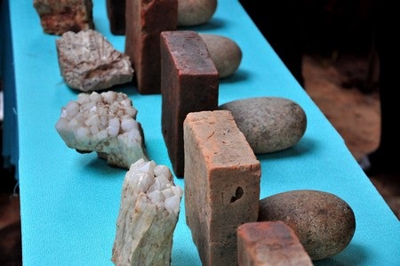 Các viên gạch hình vuông, đá cuội và đá thạch anh ở trong các Ô Khám dưới chân đền tháp