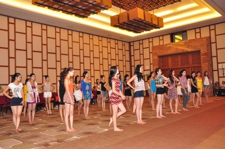 40 người đẹp tập luyện cho đêm chung kết Hoa hậu Việt Nam 2012 - 23 Tạo dáng trên sàn tập