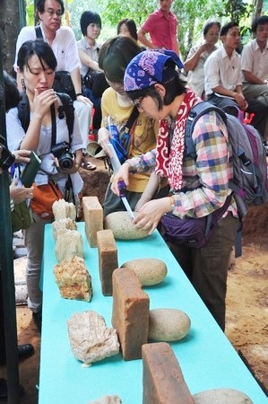 Các sinh viên nước ngoài cũng rất quan tâm đến các hiện vật được khai quật từ khu đền tháp Chăm này