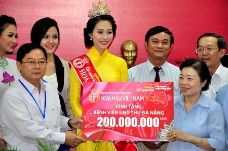 Hoa hậu Đặng Thu Thảo đến thăm bệnh nhân ung thư - 13 Ban tổ chức trao 200 triệu để tiếp sức xây dựng Bệnh viện ung thư Đà Nẵng