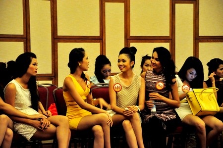 40 người đẹp tập luyện cho đêm chung kết Hoa hậu Việt Nam 2012 - 21 Phút nghỉ ngơi trên sàn tập