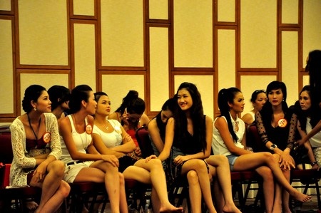 40 người đẹp tập luyện cho đêm chung kết Hoa hậu Việt Nam 2012 - 20 Phút nghỉ ngơi trên sàn tập