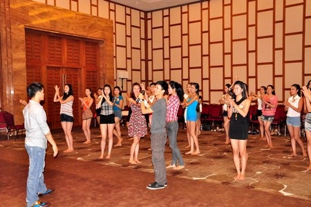 40 người đẹp tập luyện cho đêm chung kết Hoa hậu Việt Nam 2012 - 33 Các thí sinh được biên đạo múa hướng dẫn tận tình để đêm chung kết diễn ra thật hoành tráng