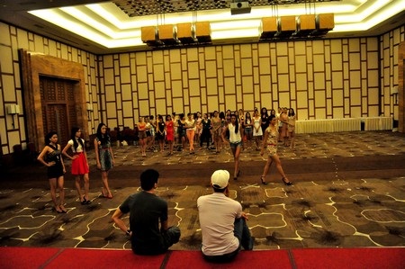 40 người đẹp tập luyện cho đêm chung kết Hoa hậu Việt Nam 2012 - 15 Biên đạo mua theo dõi các thí sinh tập luyện