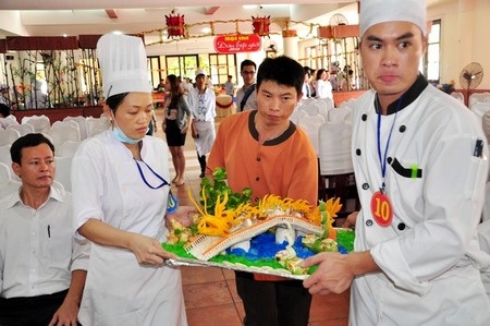 18 đầu bếp tranh tài nấu món ăn ngon - 7 Món ăn đã được chuẩn bị xong và mang lên cho Ban giám khảo chấm điểm