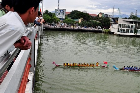Chuẩn bị qua cầu sông Hàn