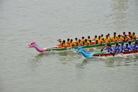 Các thuyền so kè nhau từng mét nước