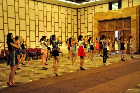 40 người đẹp tập luyện cho đêm chung kết Hoa hậu Việt Nam 2012 - 32 Các thí sinh được biên đạo múa hướng dẫn tận tình để đêm chung kết diễn ra thật hoành tráng