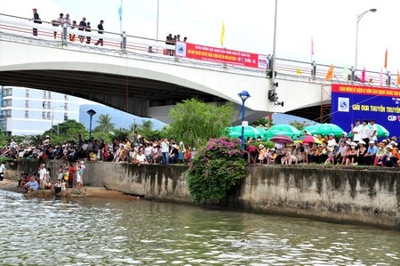 Bay lên trên các cao ốc