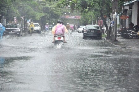 Đoạn đường Quang Trung bị ngập sâu khiến cho xe cộ lưu thông rất khó khăn