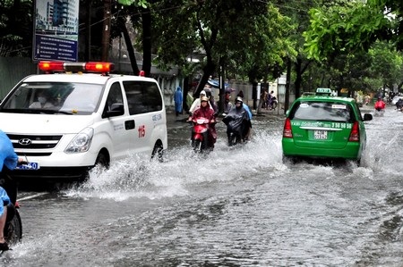 Đoạn đường Quang Trung bị ngập sâu khiến cho xe cộ lưu thông rất khó khăn