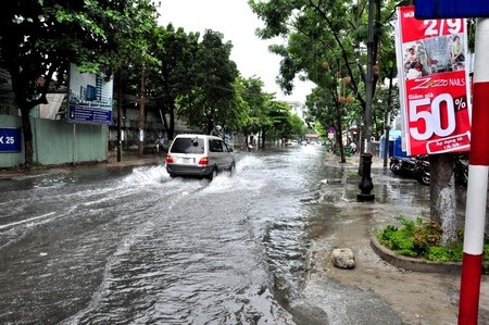Đoạn đường Quang Trung bị ngập sâu khiến cho xe cộ lưu thông rất khó khăn