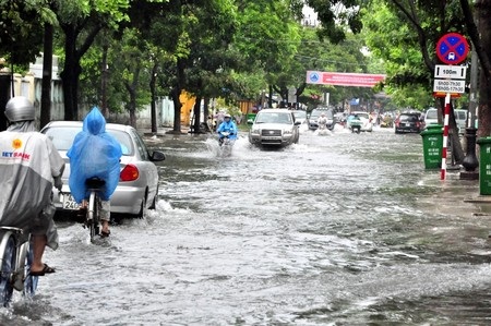 Đoạn đường Quang Trung bị ngập sâu khiến cho xe cộ lưu thông rất khó khăn