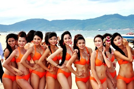 Cô sinh viên đại học Cần Thơ hy vọng có giải ở cuộc thi - 13 Đùa nghịch với các bạn trong phần quay ngoại cảnh với áo tắm