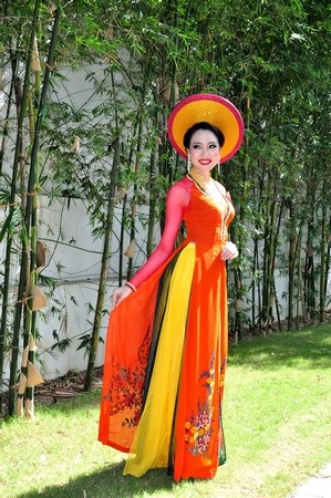 Cô sinh viên đại học Cần Thơ hy vọng có giải ở cuộc thi - 16 Thướt tha trong trang phục áo dài