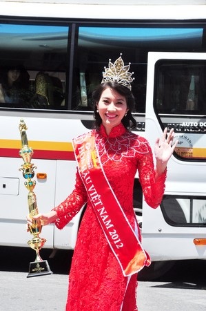 Hoa hậu Đặng Thu Thảo và các Á hậu chia tay Đà Nẵng - 1 Tân Hoa hậu Đặng Thu Thảo vẫy tay chào người hâm mộ
