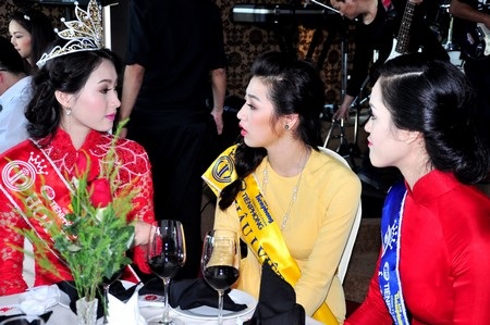 Hoa hậu Đặng Thu Thảo và các Á hậu chia tay Đà Nẵng - 6 Hoa hậu và hai Á hậu vui vẻ trò chuyện với nhau