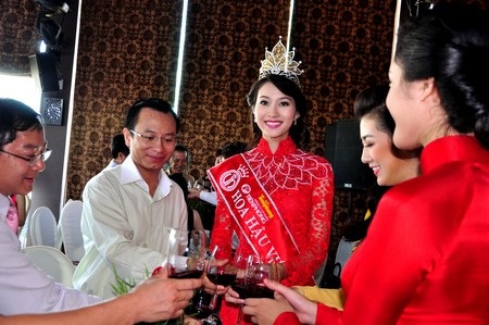 Hoa hậu Đặng Thu Thảo và các Á hậu chia tay Đà Nẵng - 8 Lãnh đạo TP Đà Nẵng nâng ly chúc mừng các người đẹp vừa trải qua cuộc tranh tài căng thẳng