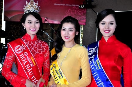 Hoa hậu Đặng Thu Thảo và các Á hậu chia tay Đà Nẵng - 7 Hoa hậu và hai Á hậu vui vẻ trò chuyện với nhau