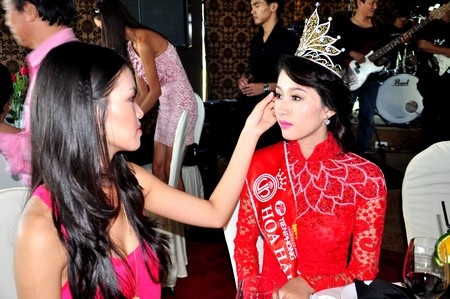 Hoa hậu Đặng Thu Thảo và các Á hậu chia tay Đà Nẵng - 12 Và cùng trò chuyện với Hoa hậu Việt Nam 2012 đến từ Đồng bằng sông Cửu Long