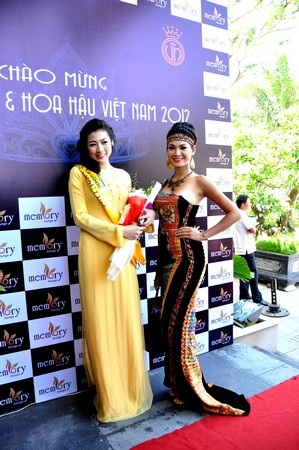 Tân Hoa hậu cười rất tươi