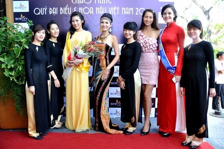 Hai Á hậu cũng được người hâm mộ Đà Nẵng chụp hình chung