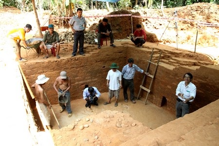 Hố khai quật đã phát lộ 8 hốc lõm ở 8 hướng dưới đáy hố sâu khoảng 2m