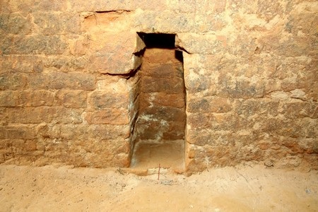 Một trong 8 hốc lõm ở đáy hố tháp Chăm