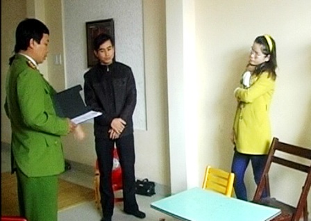 Công an đọc lệnh bắt Lê Nữ Dạ Thảo. (Ảnh C.A.)