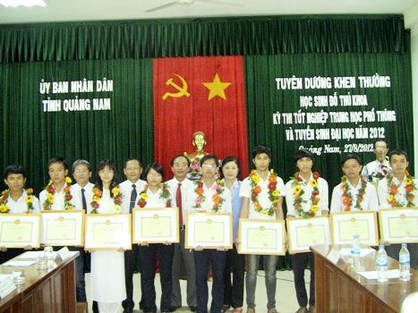 Các học sinh đỗ thủ khoa được UBND tỉnh Quảng Nam tuyên dương. (Ảnh: V.N.)