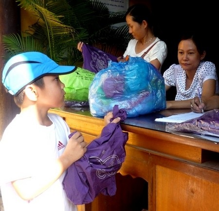 Hội An tổ chức “Ngày không khói xe” - 3 Các tầng lớp nhân dân tham gia đổi túi nilon lấy túi thân thiện môi trường