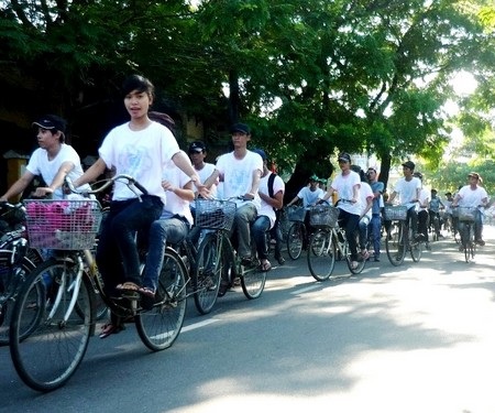 Hội An tổ chức “Ngày không khói xe” - 5 Các tầng lớp nhân dân tham gia đổi túi nilon lấy túi thân thiện môi trường