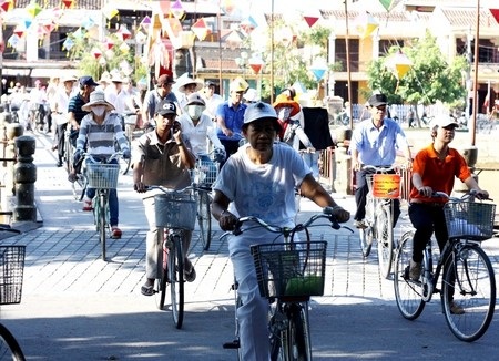 Hội An tổ chức “Ngày không khói xe” - 7 Người dân cùng nhau đi xe đạp và xích lô để hưởng ứng “Ngày không khói xe”