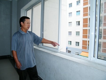 Khung cửa sổ tầng 3 nơi cháu Quân bị tai nạn