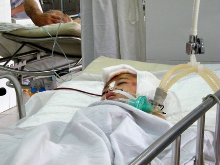 Cháu Quân vẫn đang thở máy tại Bệnh viện Đà Nẵng