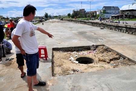 Những ống cống đã lắp đặt nhưng không được bảo vệ sẽ gây nguy hiểm cho người dân