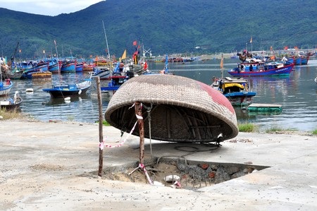 Theo đơn vị thi công, người dân đã phá hỏng các trụ bảo vệ và nắp cống