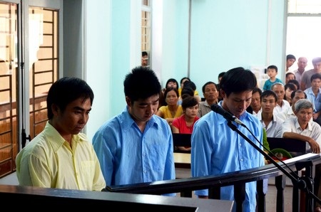 Các bị cáo (từ trái qua) Hùng, Dấn và Hưng tại phiên tòa
