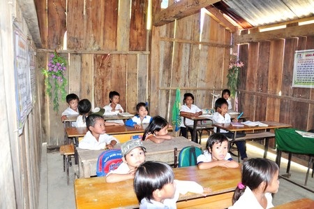 Nhường đất cho thủy điện, học sinh phải học trong trường ọp ẹp - 2 Hai lớp ghép 1 và 2 được học trong căn phòng chưa đến 10m2.